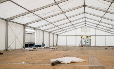 İşçiler açık tabelanın içinde uyukluyorlar