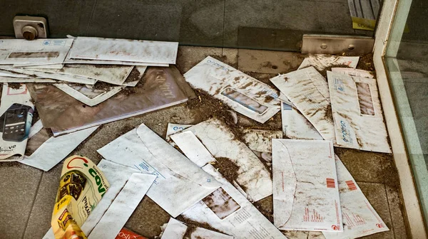 Amplop dan majalah di depan pintu, tertutup dengan debu — Stok Foto