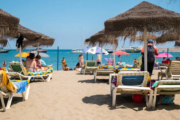 Tatilciler sahilde güneşleniyor