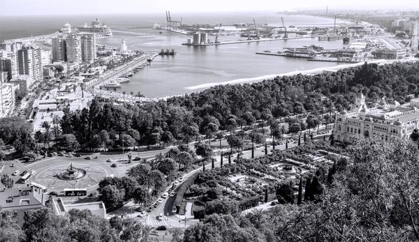 Málaga cidade e porto monocromático — Fotografia de Stock