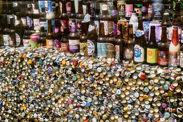 Old Beer botol dan topi — Stok Foto