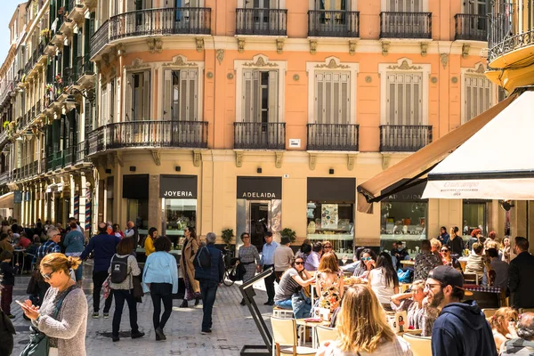 Stara ulica Malaga z turystą — Zdjęcie stockowe