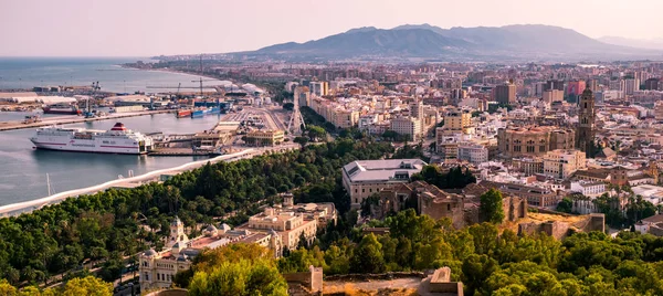 Panoramatický výhled na město a přístav v Malaga — Stock fotografie