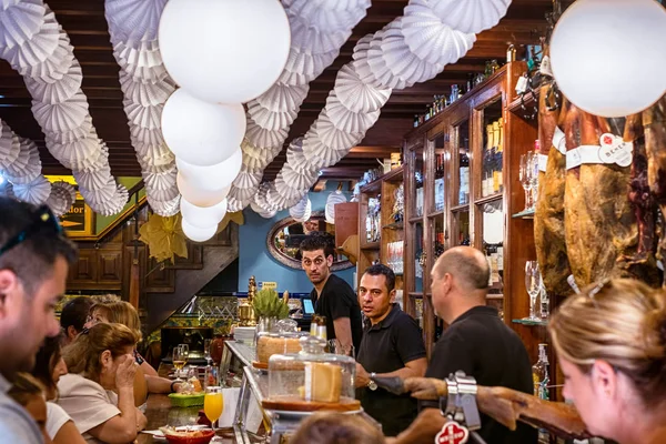 Geleneksel tapas barda içki içip yiyenler