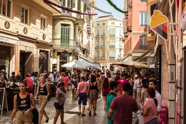 Gente caminando por la calle Vieja — Foto de Stock