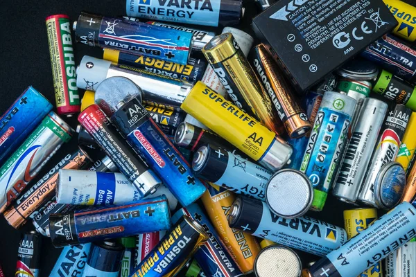 Baterías de drenaje desechables utilizadas de varios tamaños y colores — Foto de Stock