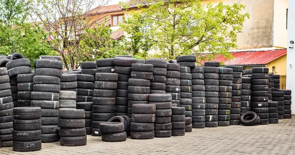 Használt abroncsok a műhely vulkanizációs udvarában — Stock Fotó