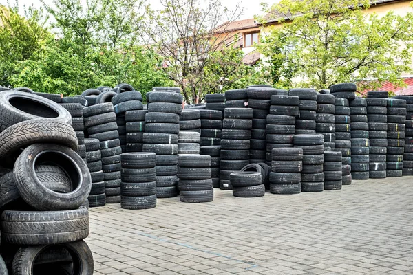 Pilhas de pneus usadas no quintal de vulcanização da oficina — Fotografia de Stock