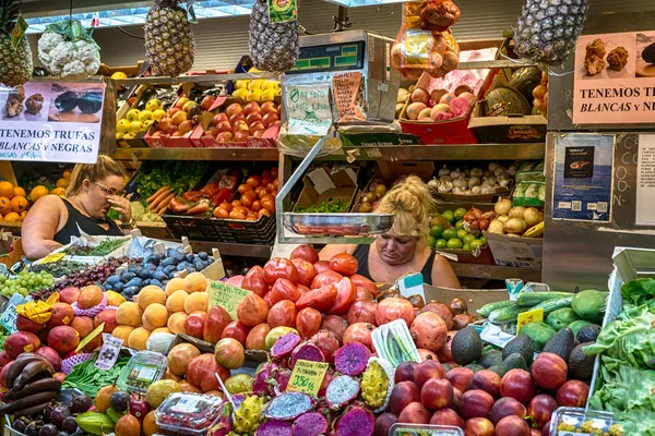O stand de frutas frescas no mercado — Fotografia de Stock