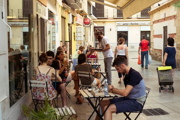 Turyści picia i jedzenia na tarasie z zabytkowego Malaga c — Zdjęcie stockowe