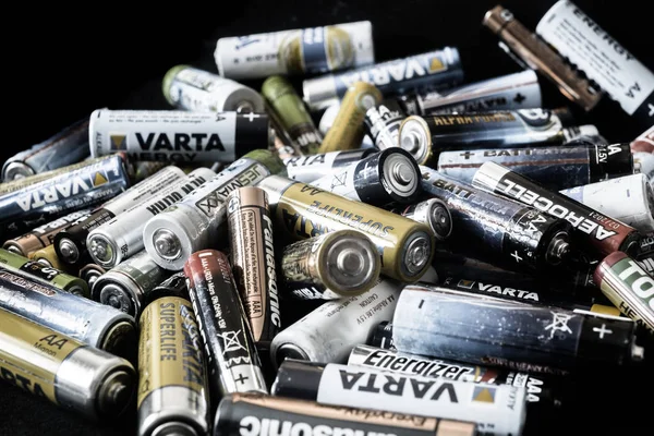 Baterías de drenaje desechables usados de varios tamaños y colores en bla — Foto de Stock