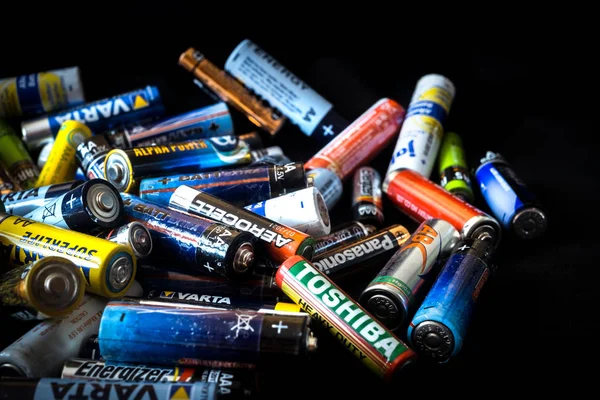 Baterías de drenaje desechables usados de varios tamaños y colores en bla — Foto de Stock