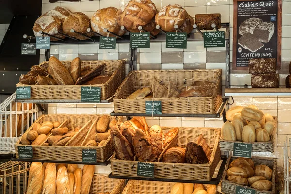 Variety of fresh baked bread in bakery shop — Stock Photo, Image