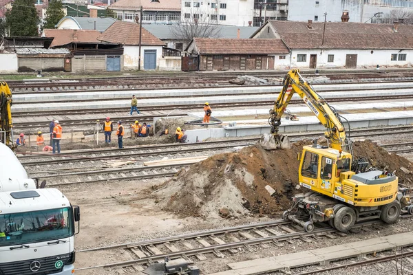 Renovation and Mod 'daki Merkez Tren İstasyonunda çalışan işçiler