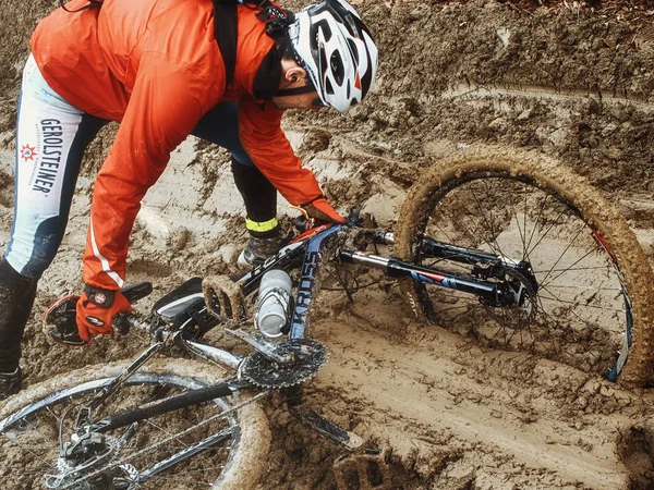 Ένας ποδηλάτης έπεσε ποδήλατο στη λάσπη — Φωτογραφία Αρχείου