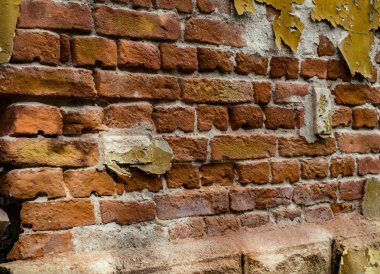 kırmızı tuğla ve soyulmuş boya eski duvar