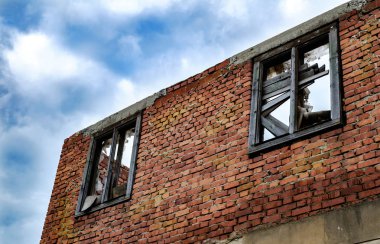 bulutlu gökyüzünde terk edilmiş bir evin duvarları
