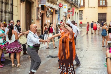 Feria de Malaga sokakta eğlenen insanlar