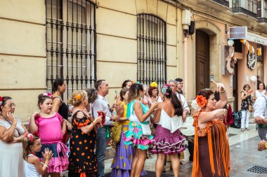 Feria de Malaga sokakta eğlenen insanlar