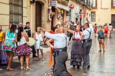 Feria de Malaga sokakta eğlenen insanlar