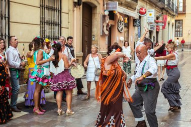 Feria de Malaga sokakta eğlenen insanlar