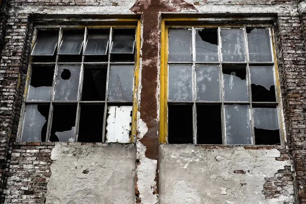 産業放棄された建物の壊れた窓 — ストック写真