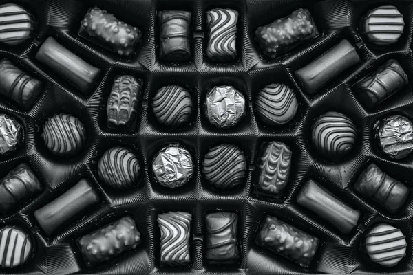 Золоті шоколадні цукерки в коробці, вид зверху — стокове фото