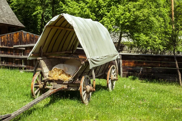罗马尼亚村庄庭院里的旧有盖马车 — 图库照片