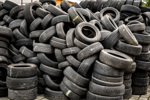 Pilhas de pneus usadas no quintal de vulcanização da oficina — Fotografia de Stock