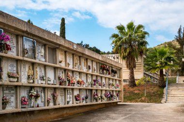 Malaga Park Mezarlığı'ndan mahzenlerin yakın görünümü