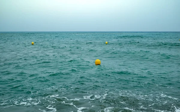 Gele boeien aan heldere zee — Stockfoto