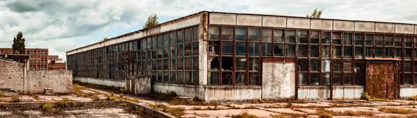 Abandoned factory warehouse with broken windows — Stock Photo, Image