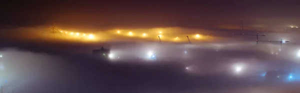 クレーンでマラガ市港の霧の夜景 — ストック写真