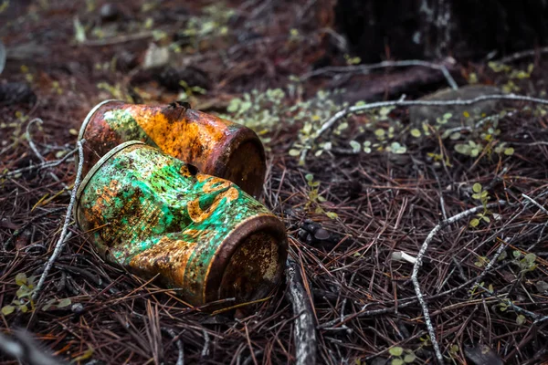 Régi rozsdás sprite ital lehet az erdőben — Stock Fotó