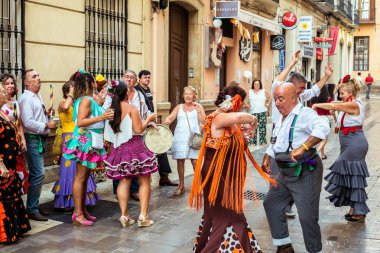 Feria de Malaga sokakta eğlenen insanlar