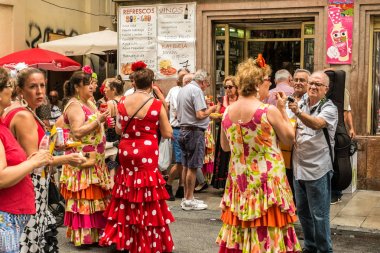 Feria de Malaga sokakta eğlenen insanlar