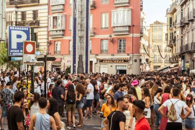 Feria de Malaga sokakta eğlenen insanlar