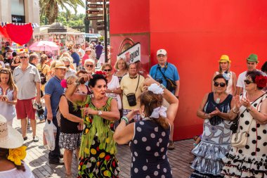 Feria de Malaga sokakta eğlenen insanlar