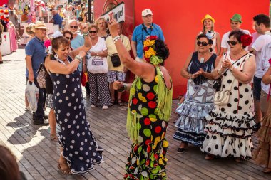 Feria de Malaga sokakta eğlenen insanlar