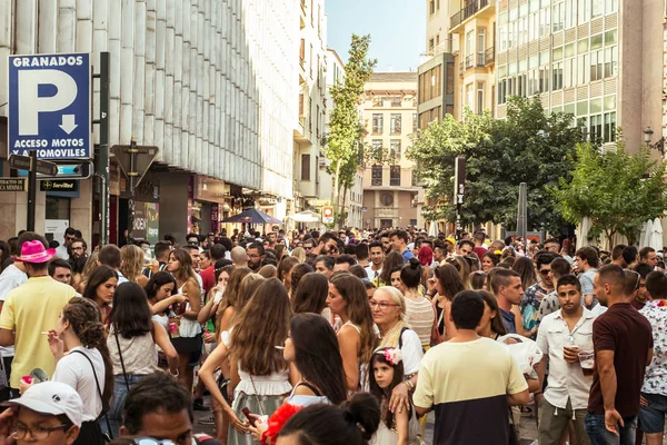 Feria de Malaga sokakta eğlenen insanlar