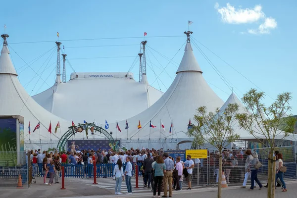 Cirque de Soleil'in girişine yakın olan insanlar.