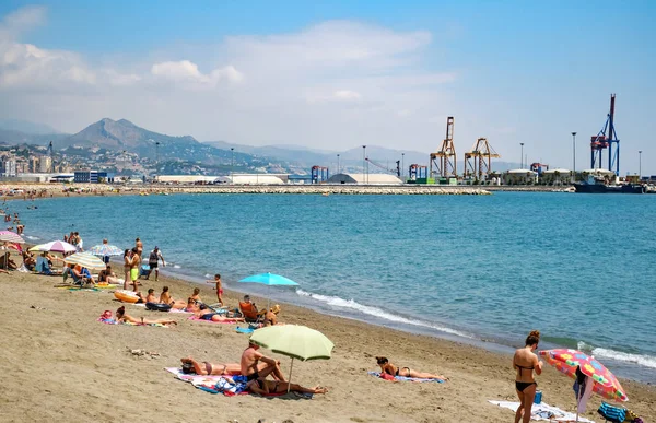 Personnes à la plage sur la rive de la mer Méditerranée — Photo