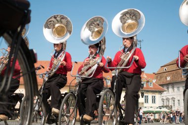 Crescendo Opende Bisiklet Band Hollandalı performans