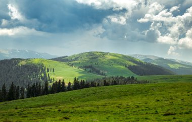 Romanya dağları nın kara bulutlu manzarası. Cindrel dağları