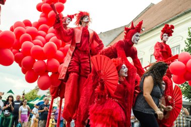 Matmazel Paillette Red World gösterisi gerçekleştirmek