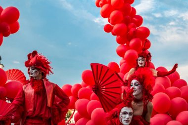 Matmazel Paillette Red World gösterisi gerçekleştirmek