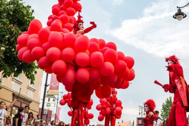 Matmazel Paillette Red World gösterisi gerçekleştirmek
