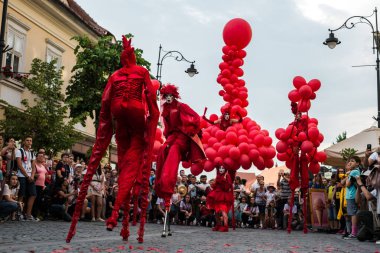 Matmazel Paillette Red World gösterisi gerçekleştirmek