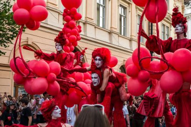 Matmazel Paillette Red World gösterisi gerçekleştirmek