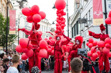 Matmazel Paillette Red World gösterisi gerçekleştirmek